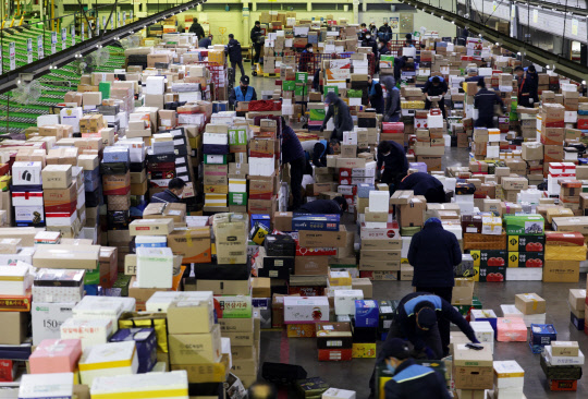 설 명절을 앞둔 지난 12일 서울 광진구 동서울우편물류센터.(기사와 무관) 연합뉴스